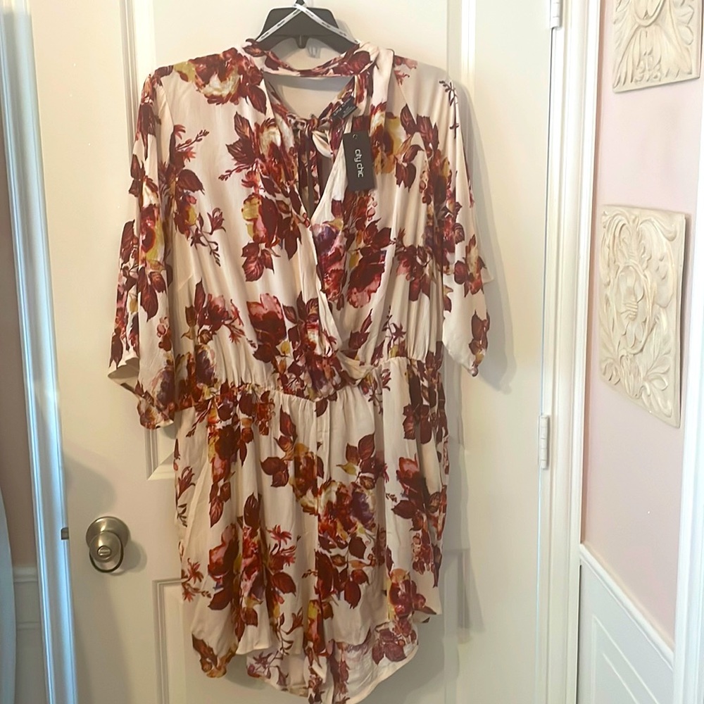 City chic romper Xl plus size 22. Very Flirty and pretty. New